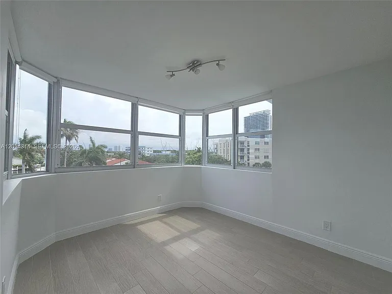 16546 NE 26th Ave #5H — Photo 7