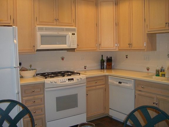 Designer Remodeled Eat-In Kitchen