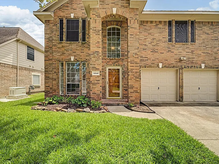 10840 Sycamore Dr N — Photo 4
