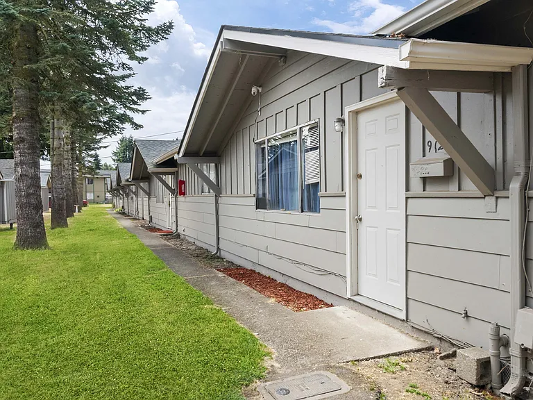 South Pacific Apartments — Photo 31