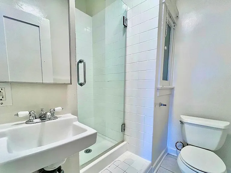 328 W 8th St — Photo 8