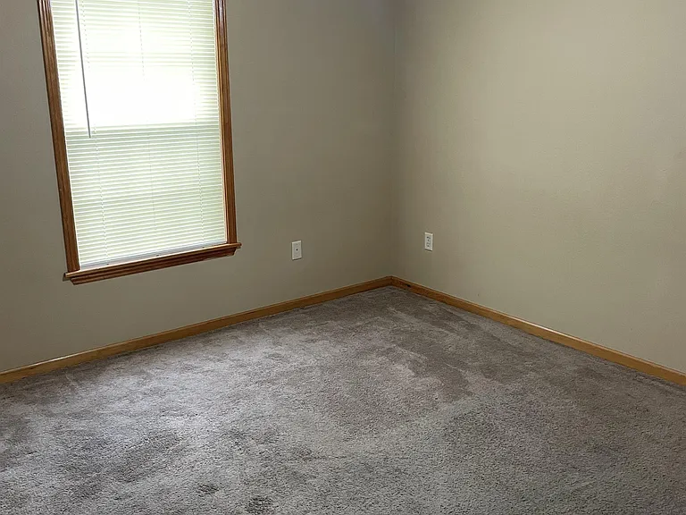 1005 Shellie Ln — Photo 2