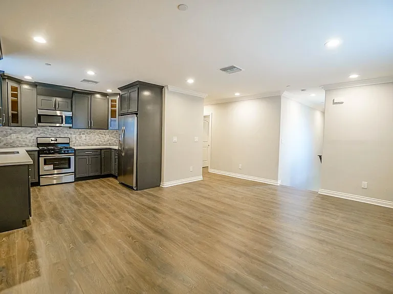 1118 1/2 W 39th Pl — Photo 3