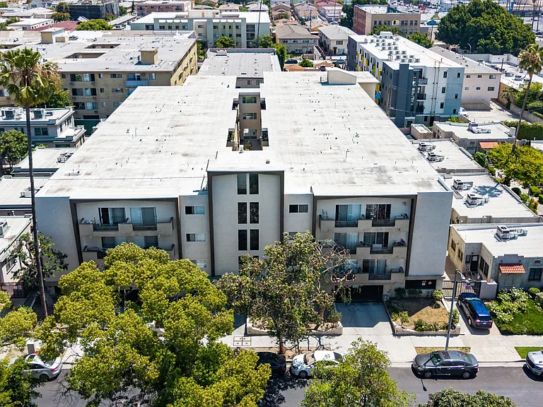 Serrano Apartments — Photo 24