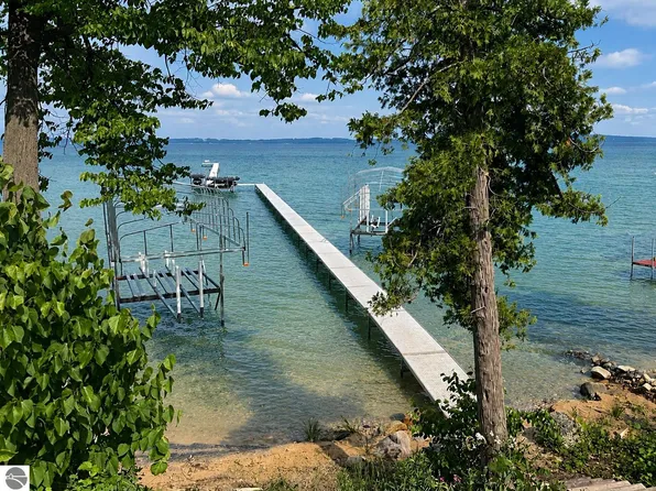 10057 E Leeward Shores Dr, Traverse City, MI 49684