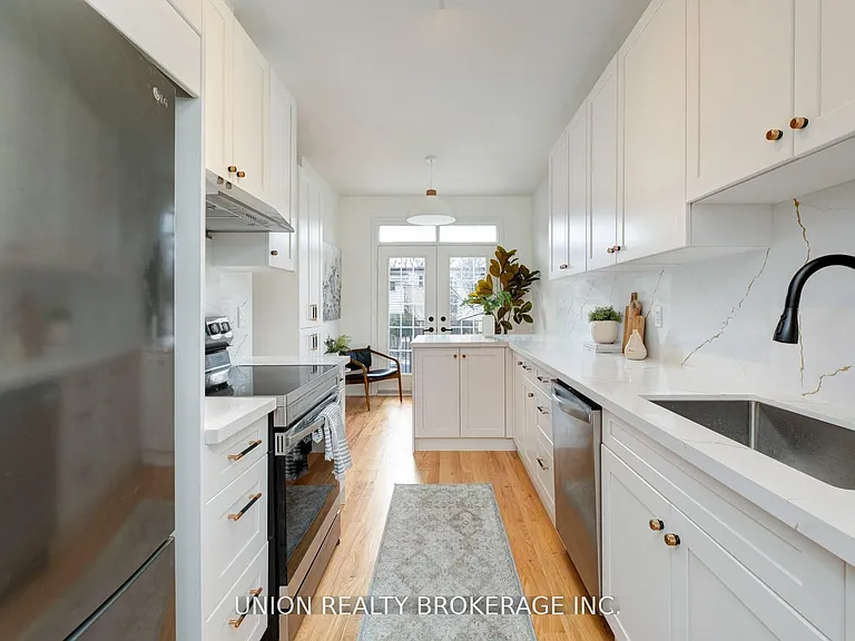 59D Woodbine Ave — Photo 9