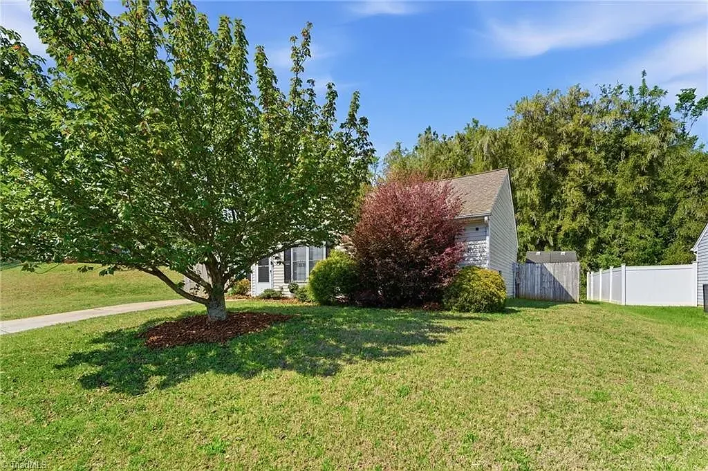 3 bed, 1100 sqft, $1,900 — Photo 2