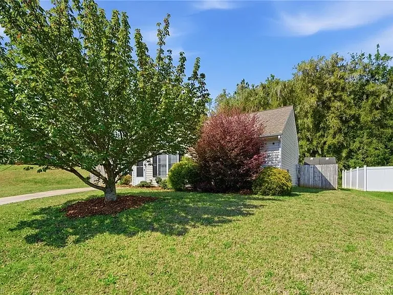 11 Franklinwood Dr — Photo 2