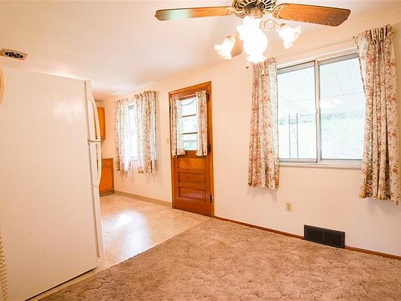 5th image of 13564 Saint Clair Dr