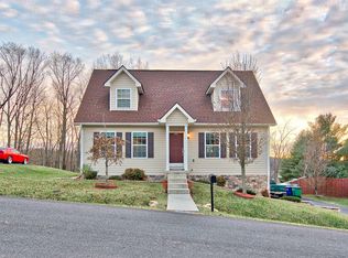 280 Robin Hood Dr, Christiansburg, VA 24073