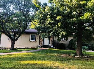 412 NE Colonial Ct, Lees Summit, MO 64064