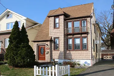 246 Dubois Avenue in Westerleigh