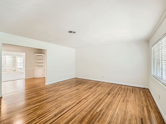 3rd image of 425 Balmoral Rd