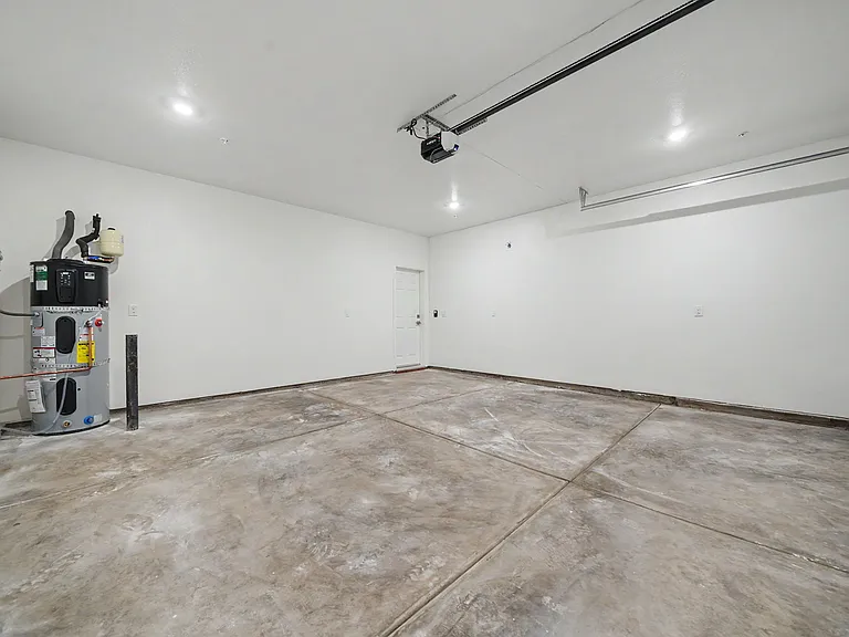 2426 Village Dr — Photo 38