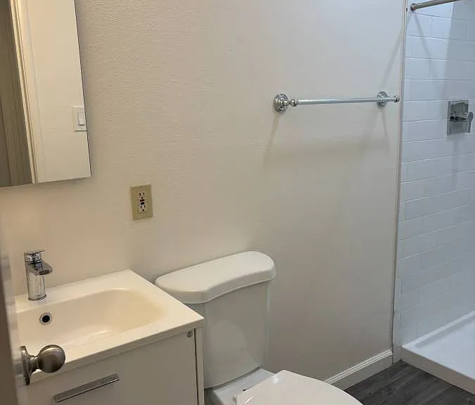 Claremont Park Apartments — Photo 4
