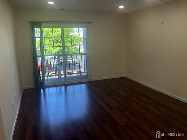1125 Waterford Dr — Photo 2