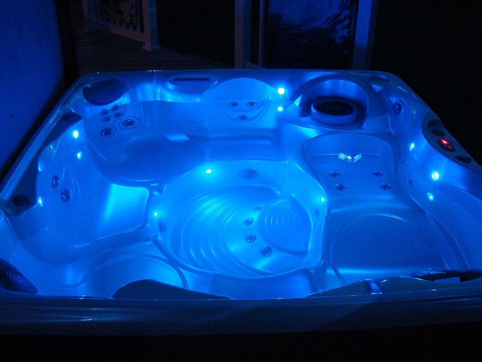 Brand New 6 Person Hotsprings Hot Tub