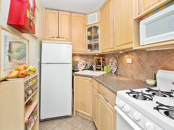 3rd image of 101 W 12th St APT 10B