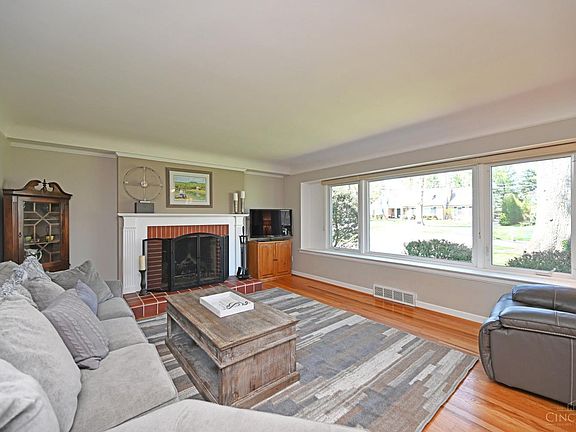 3rd image of 8851 Roundhill Rd