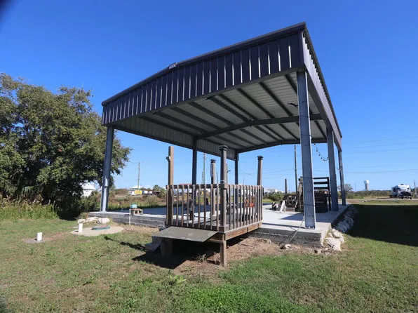 227 Oak St, Grand Isle, LA 70358