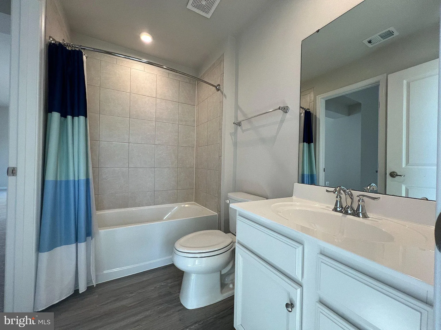 3 bed, 3.5 bath, 1938 sqft, $2,500 — Photo 4