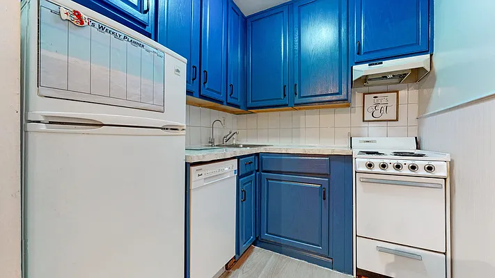 Sold by Bizzarro Agency | media 25