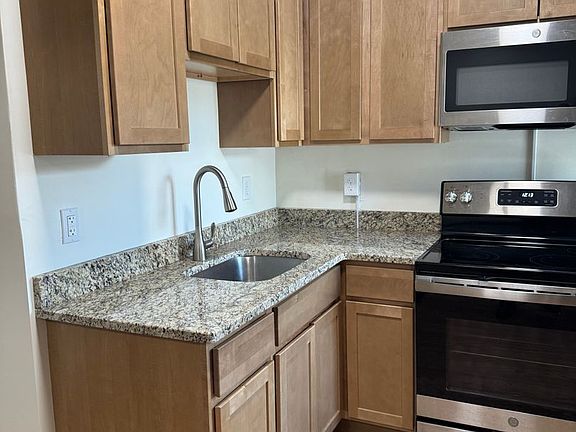 4th image of 527-531 Linden St #3