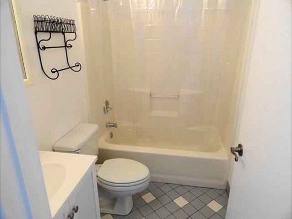 4th image of 720 NE 11th Ave Unit 2
