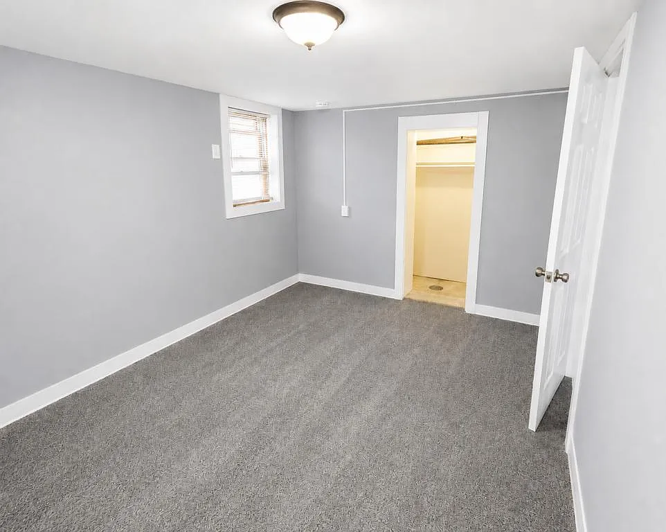 304 10th Ave NE — Photo 3