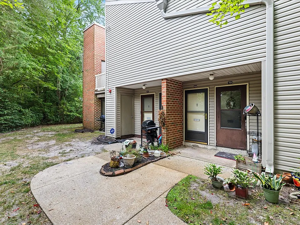 703 Camelback Ct