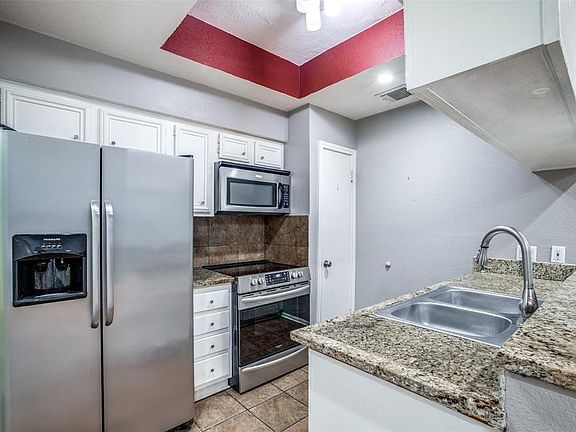 4th image of 800 Country Place Dr