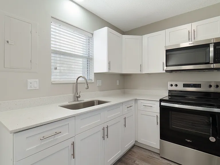 Emerald Cove West — Photo 4