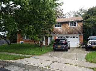 43 Belle Ct, Hicksville, NY 11801