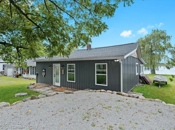 1605 Shoreline Dr, Hartland, MI 48353