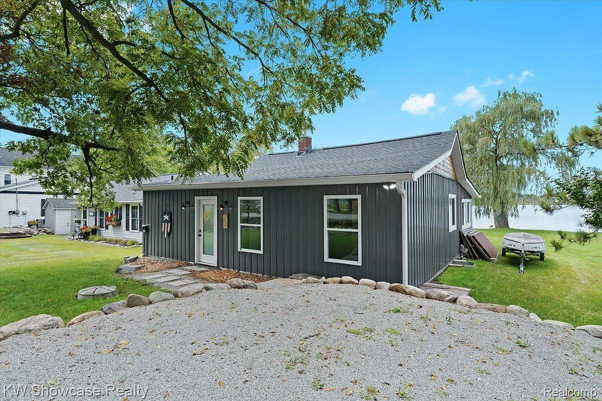 1605 Shoreline Dr photo 1
