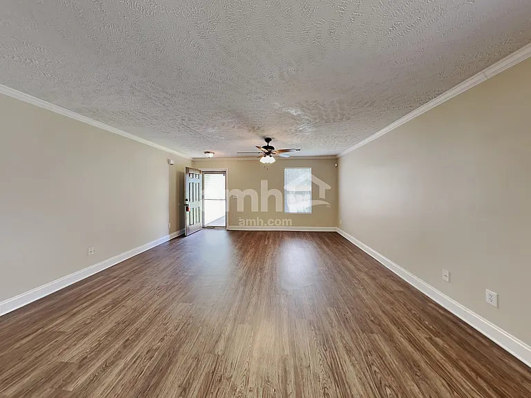 2111 Carlton Ln — Photo 9