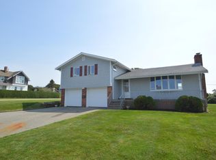 8 Chartier Cir, Newport, RI 02840