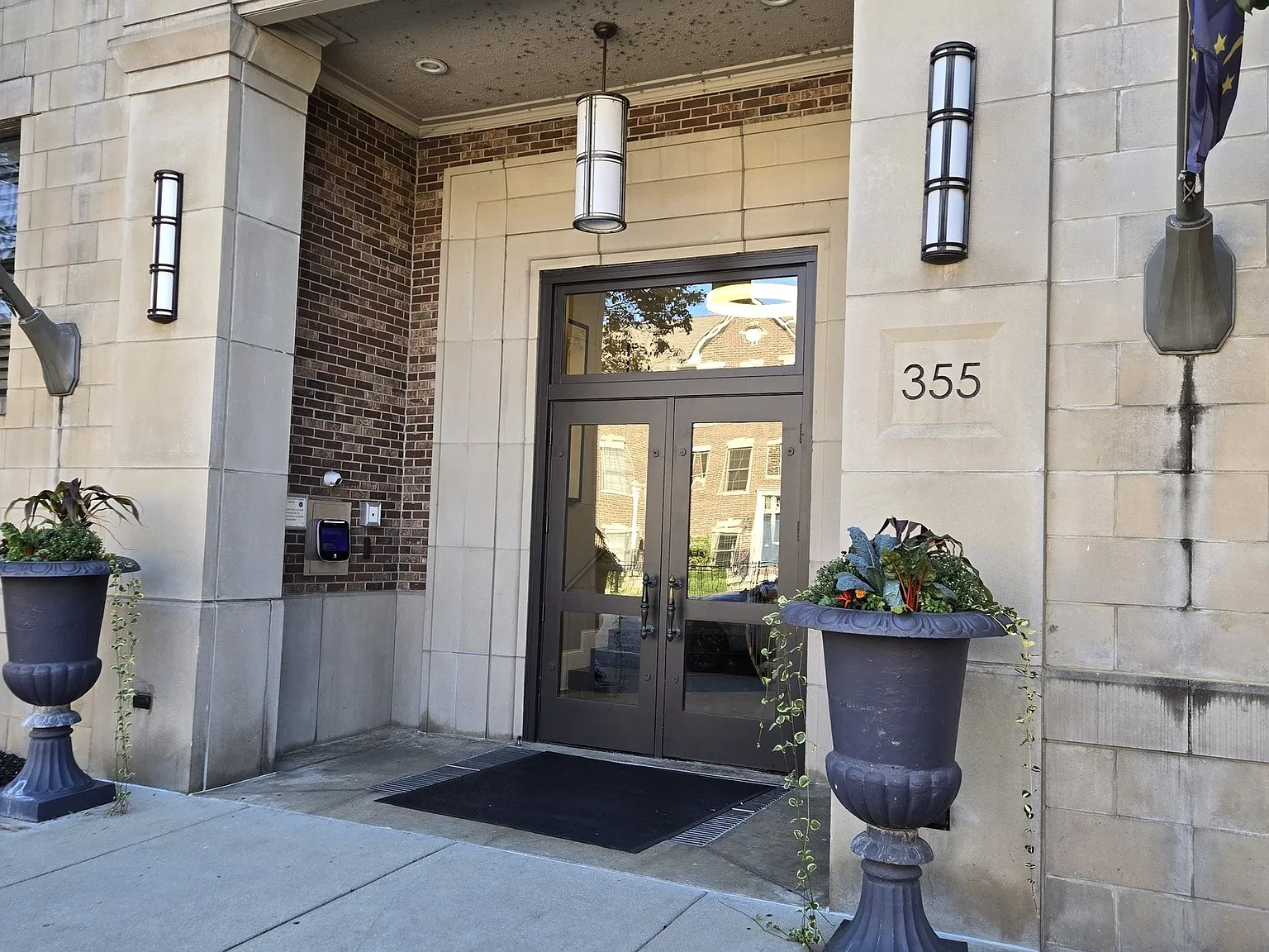 2 bed, 2.0 bath, 1249 sqft, $2,500 — Photo 2