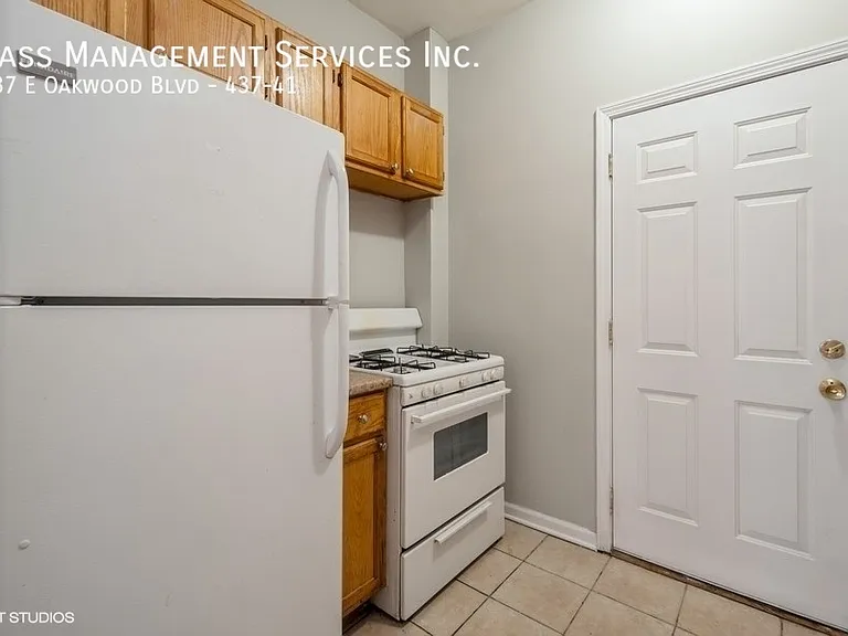 427-39 E Oakwood Blvd — Photo 38