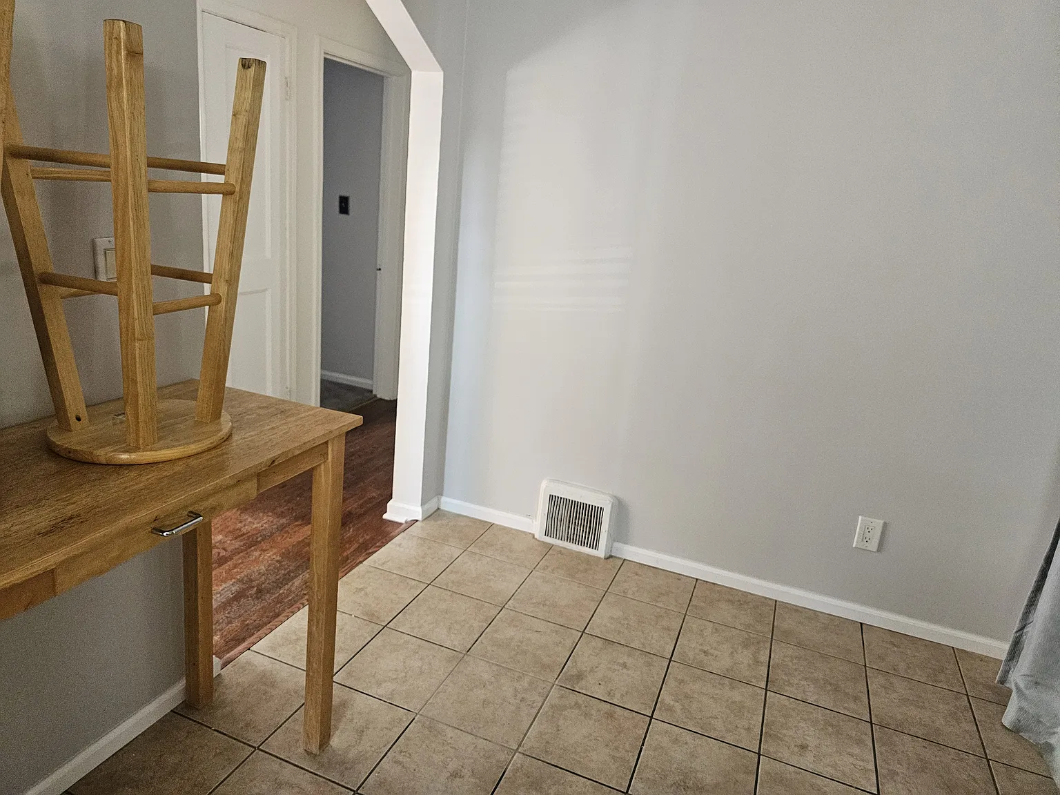 28554 Everett St — Photo 4