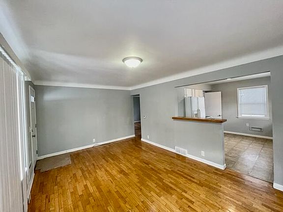 4th image of 4126 Glen St