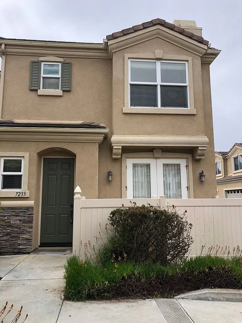 3 Bedroom and 2.5 Bathroom end unit condo with air conditioning — Photo 2