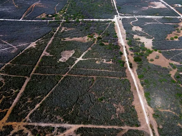 128 Salyer, George West, TX 78022
