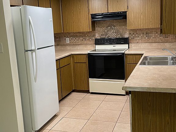 3rd image of 500 N Hill Ave