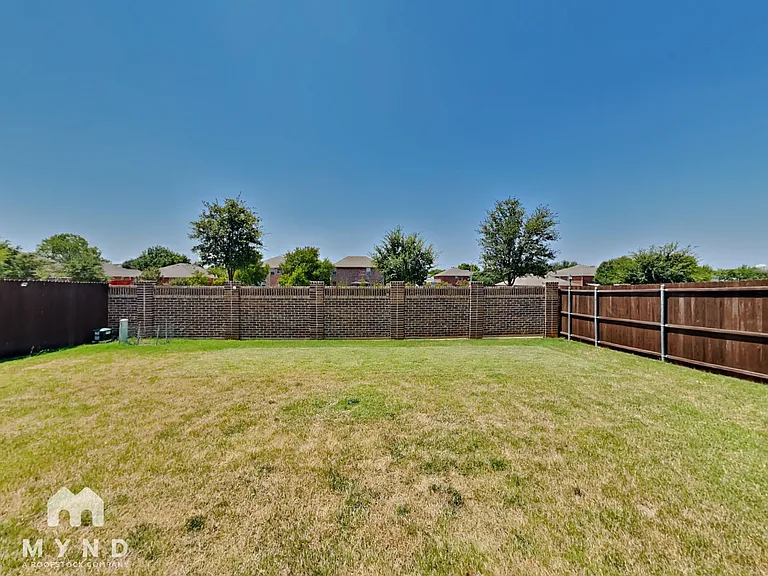 523 Pineview Dr — Photo 16