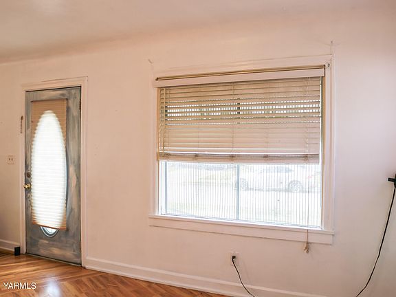 3rd image of 619 S 11th Ave