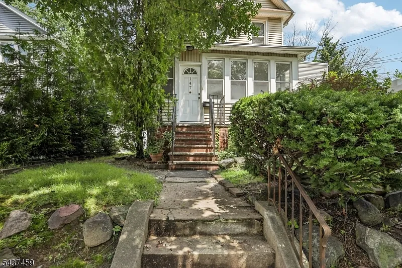 147 Phelps Ave #1