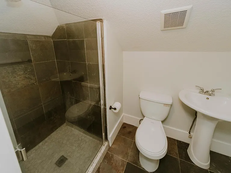 800 W Spruce St — Photo 16