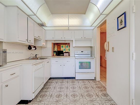 3rd image of 1401 NE Miami Gardens Dr APT 296