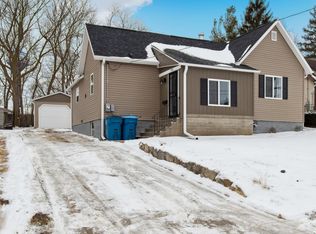 906 W 9th St, Dixon, IL 61021